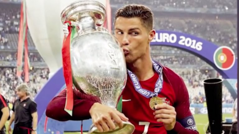 10 юли 2016 г. - Евро 2016 с Португалия
Първи голям международен трофей за Кристиано след победа над домакина Франция.
