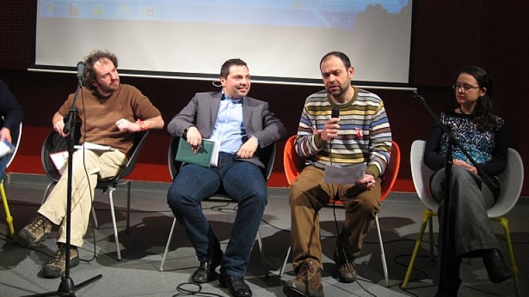 Константин Павлов (вторият отдясно с микрофона) на дебата в Червената къща