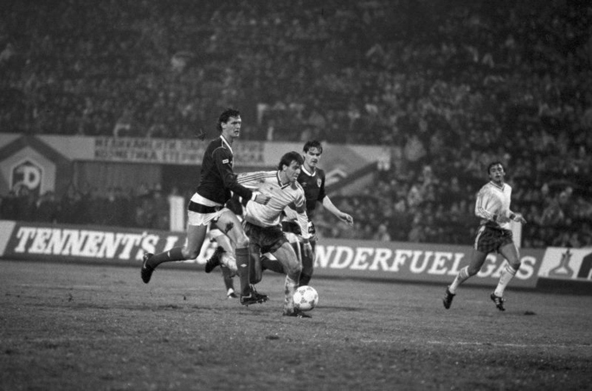 Наско Сираков в момент от мача срещу Шотландия през 1987 г. Ето още девет случая, когато националният отбор е рухвал след фатални голове в края 