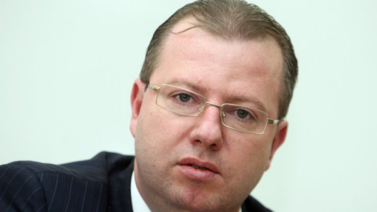 Впрочем, преди парламентът да гласува оставката на правителството, е редно да се представи актуална справка за приходите и разходите на държавата