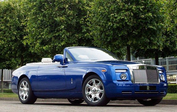 И, разбира се, тежкарския лукс Rolls Royce Phantom Drophead Coupe, който струва към половин милион долара.