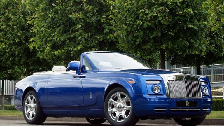 И, разбира се, тежкарския лукс Rolls Royce Phantom Drophead Coupe, който струва към половин милион долара.