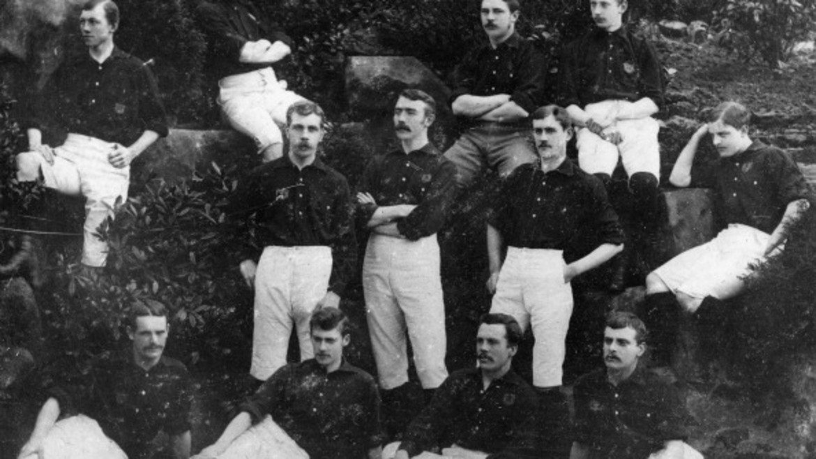 Нотингам ражда първата схема

Първото рационално разположение на футболистите по терена е въведено през 1886 г., когато правилото за засада започва да добива днешния си вид. В Нотингам местните тимове Форест (на снимката) и Нотс Каунти са сред първите, подредили играчите си в схема 2-3-5. Ясно се дефинират задачите на двамата защитници и тримата полузащитници, от които централният се явява нещо като организатор на играта. Тази схема просъществува дълго време, а с нея Уругвай става олимпийски шампион на игрите през 1924 и 1928 г.