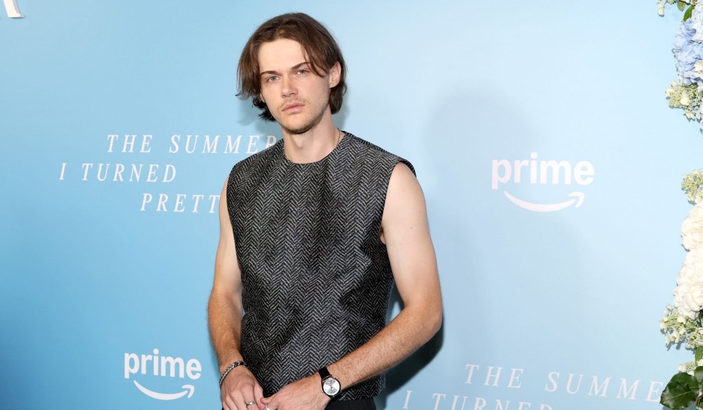 Кристофър Бринли
Ако през миналата година сте гледали сериала The Summer I Turned Pretty, който „подкоси краката“ на тийнейджърките, няма как да сте пропуснали 27-годишния Кристофър Бринли. Момчешката му красота бързо го изстреля нагоре и го превърна в един от най-сексапилните представители на поколението Z.