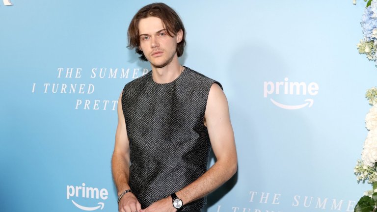 Кристофър Бринли
Ако през миналата година сте гледали сериала The Summer I Turned Pretty, който „подкоси краката“ на тийнейджърките, няма как да сте пропуснали 27-годишния Кристофър Бринли. Момчешката му красота бързо го изстреля нагоре и го превърна в един от най-сексапилните представители на поколението Z.