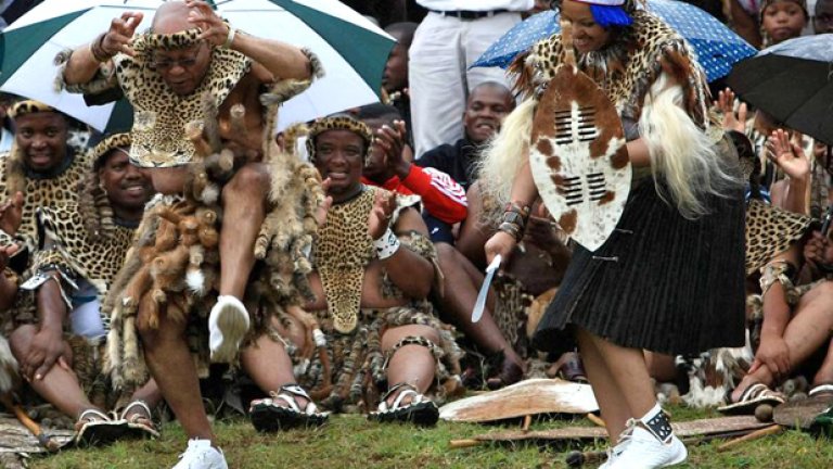 Преди няколко месеца 68-годишният зулус подчерта уклона си към племенните традиции и нетърпимостта си към моногамните бракове, вдигайки пета сватба, която един от висшите духовници в страната обяви за "гигантска стъпка назад към тъмните векове"...