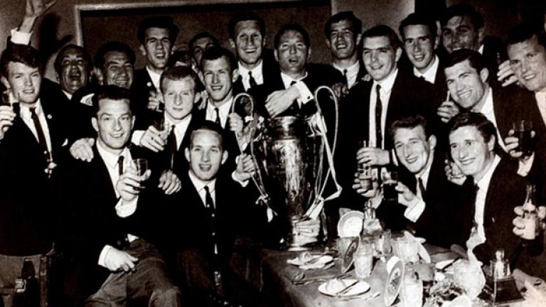 Великаните на Джок Стейн носят Купата на Европейските шампиони в Глазгоу, след като Селтик е направил първия в историята требъл (дори нещо повече - с четири купи!) през 1967 г.