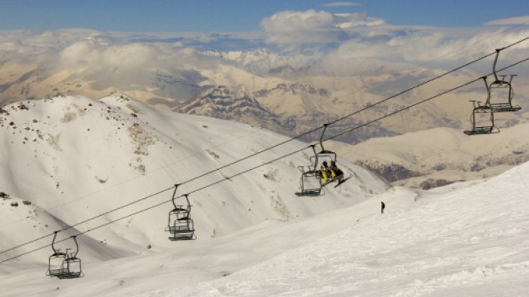 Планината Точал в Иран е висока 3964 метра. До някои от нейните върхове има лифтове. В хубаво време можете да се качите и да се насладите на перфектно спускане по снежните склонове на доскоро недостъпния Иран