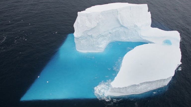 Айсберг във формата на сърце в Южния океан, близо до Антарктида