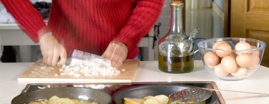 8. Гответе сами храната си

Домашно приготвената храна е много по-здравословна от тази, която се предлага като готова в маркети и ресторанти, тъй като само вкъщи може да контролирате какво точно слагате в чинията си.

Факт е, че в заведения