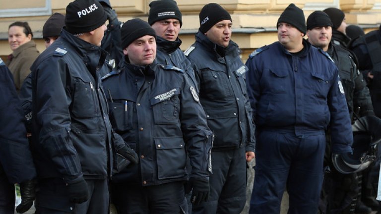 Пак има протест и пак трябва да се бият протестиращите. Този път, обаче,трябваше да го правят "по-дискретно"