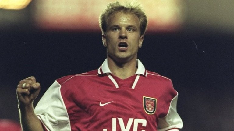 2. Денис Бергкамп (1996-06). Той е символ на новата ера в клуба. Арсенал вече не бе онзи скучен тим на Греъм, а караше феновете да настръхват. „Месията, който дойде да ни спаси“, така Иън Райт определя холандеца. Десетката притежаваше талант в излишък и носеше магия със себе си. Три титли, четири ФА Къп и 120 гола въобще не могат да дадат никаква представа за това, което Бергкамп представляваше. Докосванията, грацията, отиграванията – това не се учи в никоя футболна школа!