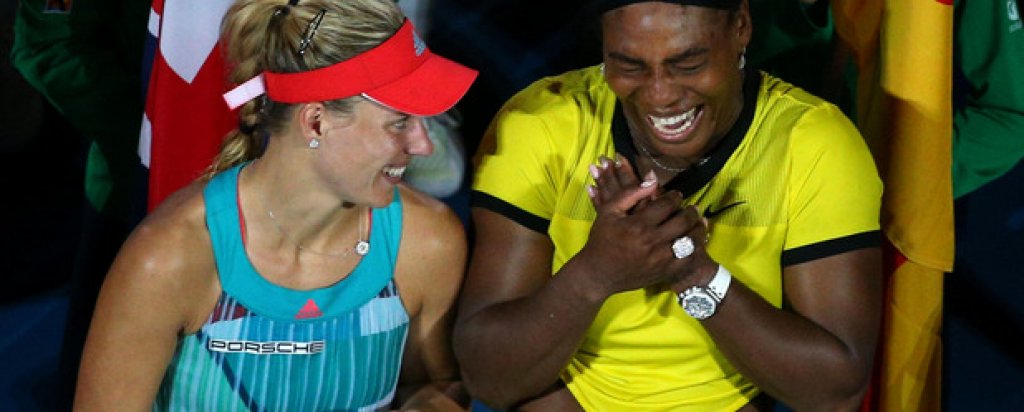 24-каратови усмивки и от двете финалистки по време на награждаването.