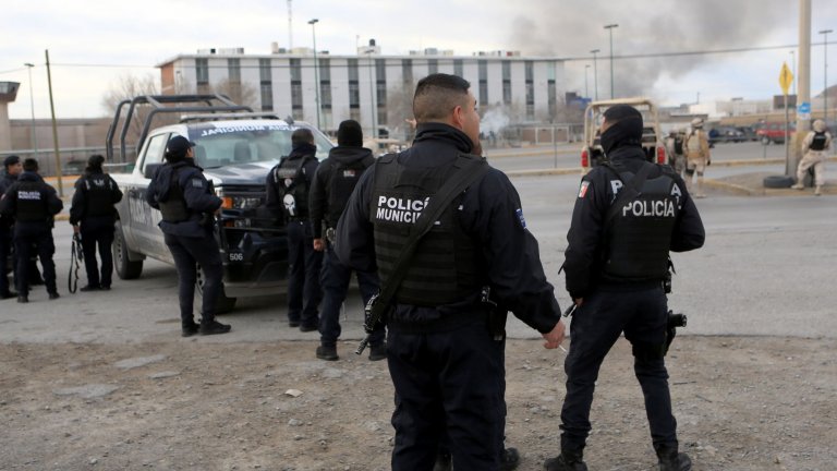 Полицаи и военни пред нападнатия затвор в Хуарес.
