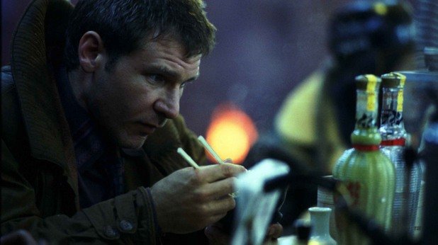 Блейдрънър / Blade Runner 

Бюджет: 28 млн. долара

Боксофис САЩ: 33,8 млн. долара

"Блейдрънър" на Ридли Скот е един от най-влиятелните филми в историята, който многократно изпреварва времето си. Трябваше да минат десетина години преди (масово) хората да осъзнаят качествата му и съответно той да успее – с появата на режисьорската версия – да възвърне парите, вложени в направата му. Всичко е добре, когато свършва добре, нали? 

Първоначалният неуспех на филма донякъде може да бъде обяснен с факта, че в годината на премиерата му целият свят буквално е полудял по „Извънземното” на Спилбърг и на никого не му се гледат мрачни антиутопии и дълбоки философски трактати за това какво означава да си човек. 

Няма сладур, който иска да се "обади у дома", и боксофисът страда. От друга страна в главната роля е Харисън Форд, който по това време има божествен статус и би трябвало да е достатъчен дразнител за хората. 