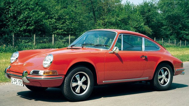 911 S (1966)
През 1966 се появява новият 911, като мощността му нараства от 130 на 160 конски сили. Шасито и спирачките са подобрени, но колата остава трудна за каране в гранични режими на сцепление.