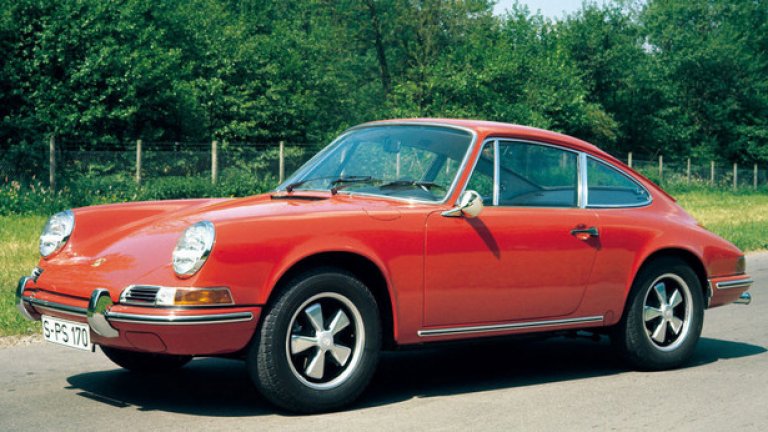 911 S (1966)
През 1966 се появява новият 911, като мощността му нараства от 130 на 160 конски сили. Шасито и спирачките са подобрени, но колата остава трудна за каране в гранични режими на сцепление.