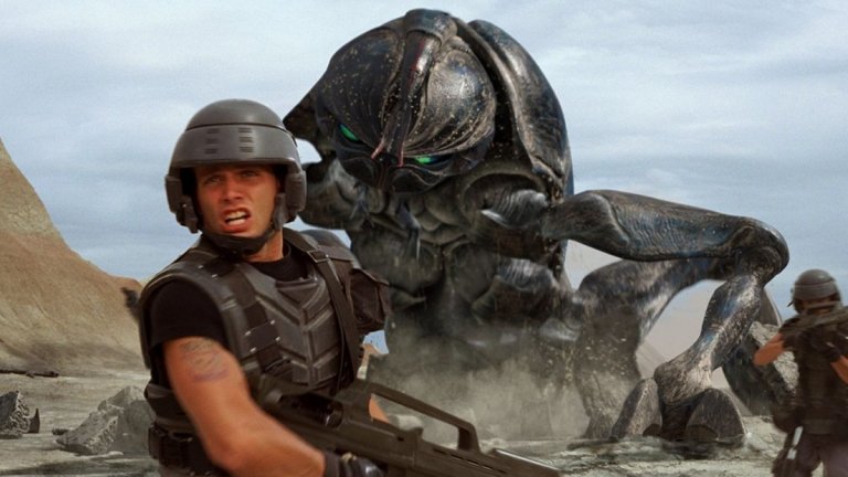 6. Звездни рейнджъри (Starship Troopers, 1997)
В бъдещето човечеството води война с извънземна раса от същества, които смущаващо напомнят на насекоми и имат сходна социална система. Хиляди мъже и жени умират в този конфликт, а ние проследяваме съдбата на Джони Рико - новобранец, който бързо опознава истинското лице на войната.
Филмът е частично базиран на фантастичния роман на Робърт Хайнлайн, но се лишава от много от залегналите в него теми и идеи и е по-добре за двете творби да се мисли поотделно. "Звездни рейнджъри" също носи скандал със себе си - обвинен е в пропагандиране на фашизма. Героите са с промити от медиите мозъци, готови да жертват живота си в една отчаяна война далеч от Земята.
Идеята на Верховен е съвсем различна - филмът да е с анти-военна насоченост и да е сатира на военнолюбието на САЩ (и света като цяло). И може би успява да постигне това, но е малко трудно да вникнеш в "Звездни рейнджъри" до такава степен, когато през повечето време биваш разсеян от стреляне, хвърчащи крайници и абсурдността на конфликта.