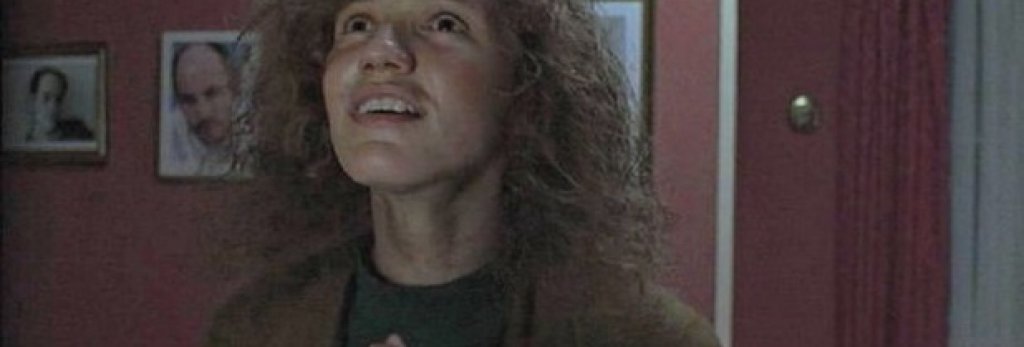 Камерън Диаз в „Да бъдеш Джон Малкович" (Being John Malkovich)
През 1999-та Камерън Диаз изиграва горещото момиче в "Маската", горещото момиче в "Сватбата на най-добрия ми приятел" и започва снимките на "Ах, тази Мери!" (където отново играе горещото момиче). Тя печели "Златен глобус" за "Мери", но никой не разбира колко добра актриса всъщност е, докато не влиза в абсолютно откачената роля на нещастнатa домакиня Лоти с рошава коса в "Да бъдеш Джон Малкович". Диаз дори заявява, че докато изглежда ужасно по време на снимките, отношението към нея от страна на снимачния екип е било различно. После нямало дискриминация по физически белези, ли?