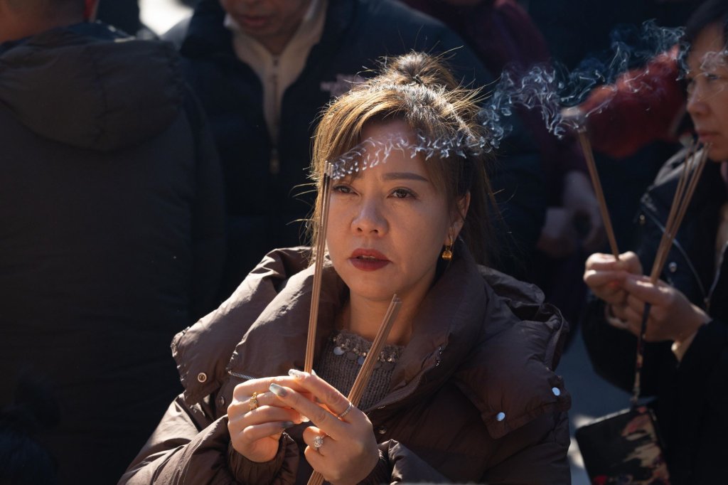 Китай посрещна Годината на Огнения кон (Снимки)