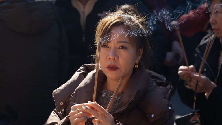 Китай посрещна Годината на Огнения кон (Снимки)