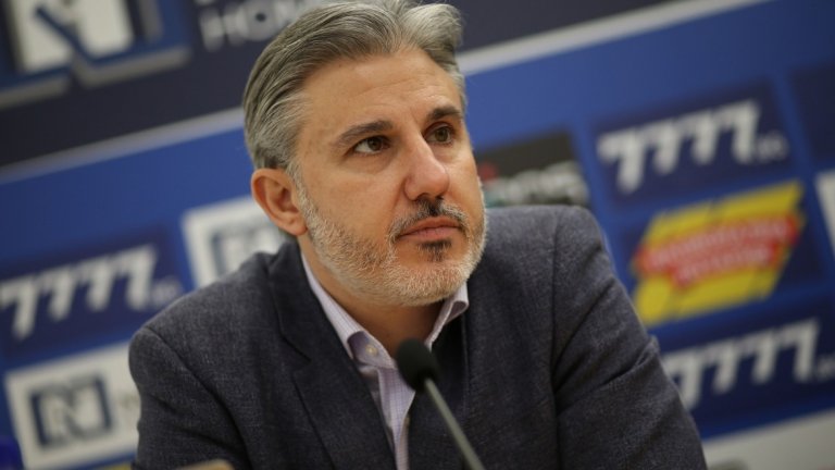 Съблекалнята на "сините" била разделена на три групички