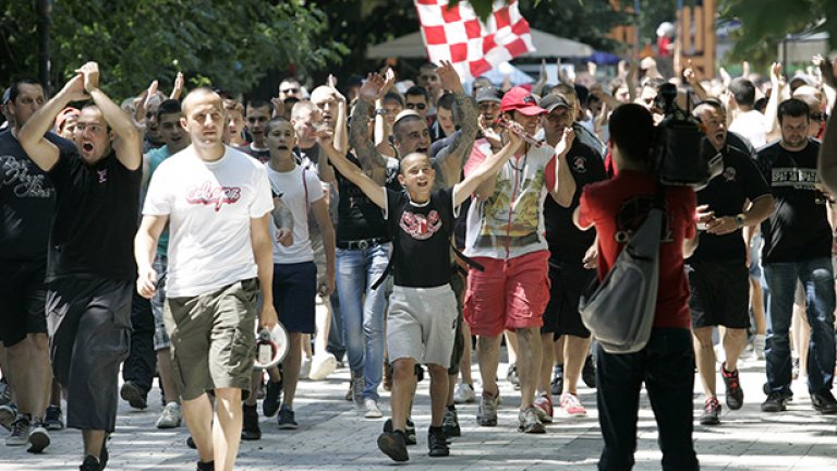 Калоян Стоянов (с червената шапка, под знамето) изглеждаше в отлично настроение по време на протеста.