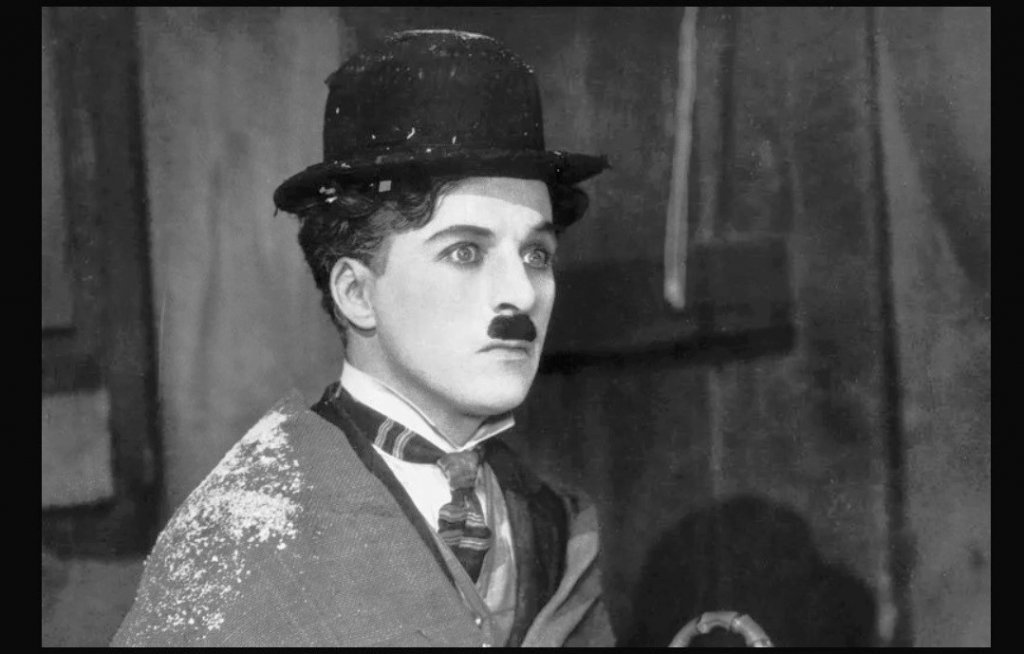 Чарли Чаплин произлиза от артистично семейство. Роден е в Лондон през 1889 г, а майка му и баща му работят като певци и актьори в мюзик хол.
Детството му никак не е лесно, тъй като живее в бедност и голяма част от времето прекарва по интернати. Родителите му се разделят, когато той е едва на три години.