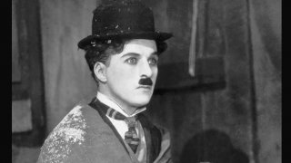 Чарли Чаплин произлиза от артистично семейство. Роден е в Лондон през 1889 г, а майка му и баща му работят като певци и актьори в мюзик хол.
Детството му никак не е лесно, тъй като живее в бедност и голяма част от времето прекарва по интернати. Родителите му се разделят, когато той е едва на три години.