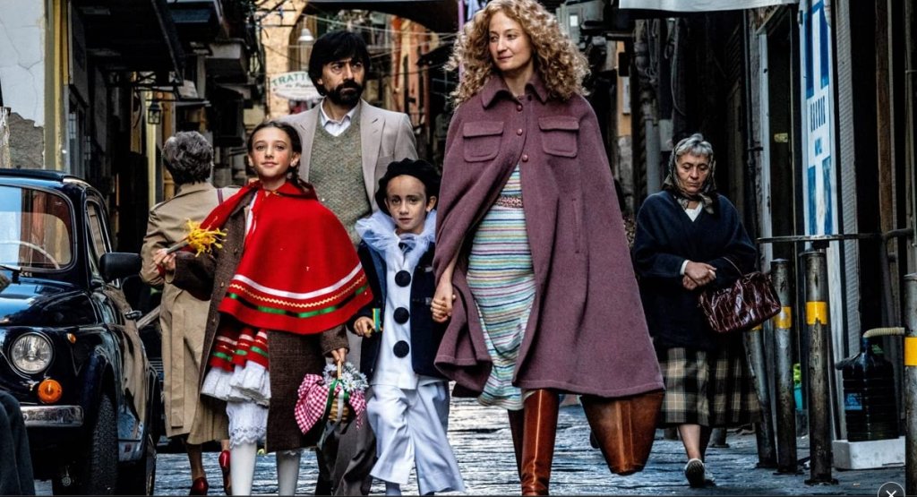 "Връзки"/The TiesСемейната драма на Даниеле Лукети стъпва върху романа на Доменико Старноне, взел наградата The Bridge за най-добър роман на 2015 година. В него на фокус са отношенията на двама съпрузи, които години наред се пропукват, а в сърцевината стои въпросът дали не е по-добре човек просто да остави счупеното, отколкото да се опитва да го поправи.