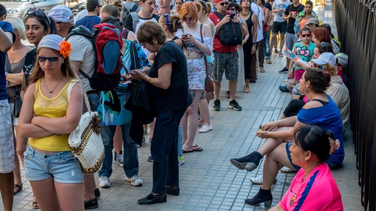 Опашката за влизане в Саграда Фамилия в Барселона е огромна, както и тълпите в града.