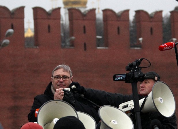 Бившият руски министър председател Михаил Касянов говори по време на възпоменателното мирно шествие