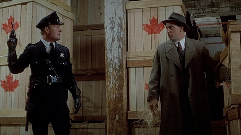 4. Недосегаемите / The Untouchables (1987) -  Режисьорът Браян де Палма е подарил на зрителите редица филмови класики, сред които "Недосегаемите" има своето неоспоримо място. Лентата е базирана на събития от истинския живот – борбата на Елиът Нес и неговите федерални агенти с подкупните ченгета и чикагската мафия на Ал Капоне – друг гангстер, умело възползвал се от Сухия режим. Този филм превръща Кевин Костнър в звезда, а в него обичайно ярко "греят" и Шон Конъри и Робърт де Ниро.