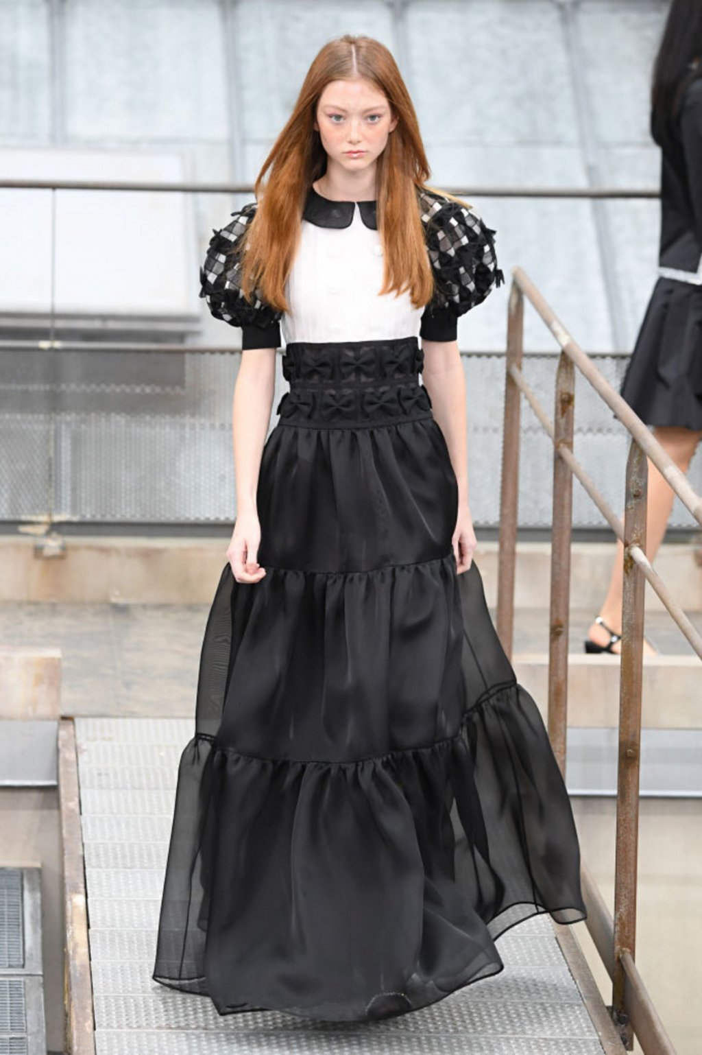 Поли на етажи  
Прекрасни и леки многоетажни рокли, които могат да предложат обем, драматичност и удобство едновременно. Такива видяхме на модния подиум, а скоро може би и в нашия гардероб. 
На снимката: модел на Chanel