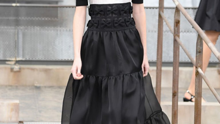 Поли на етажи  
Прекрасни и леки многоетажни рокли, които могат да предложат обем, драматичност и удобство едновременно. Такива видяхме на модния подиум, а скоро може би и в нашия гардероб. 
На снимката: модел на Chanel