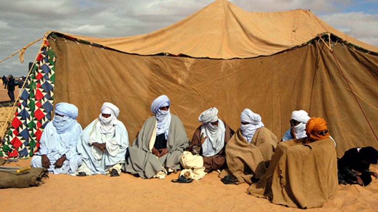Тези мъже очакват да разберат кой е победителят в годишните надбягвания с камили. Състезанието обаче продължава повече от два часа - време, предостатъчно за сладки приказки на завет до шатрата.