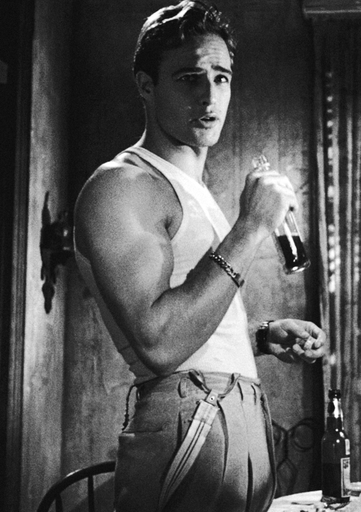 Преди да изиграе култовата роля на Кръстника, Марлон Брандо е един от най-големите секс-символи на Холивуд. Очевидно всичко му стои добре, включително и потник.