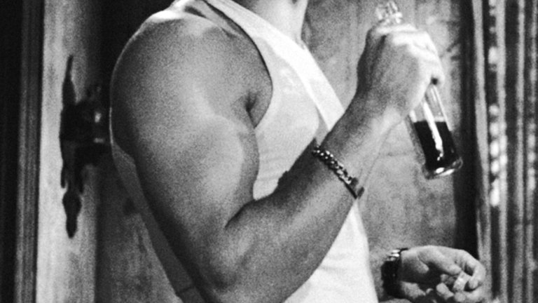 Преди да изиграе култовата роля на Кръстника, Марлон Брандо е един от най-големите секс-символи на Холивуд. Очевидно всичко му стои добре, включително и потник.