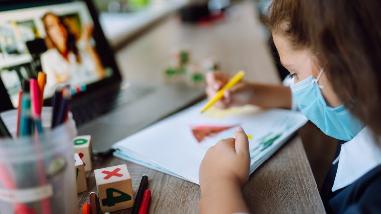 Междувременно броят на положителните тестове се запазва висок