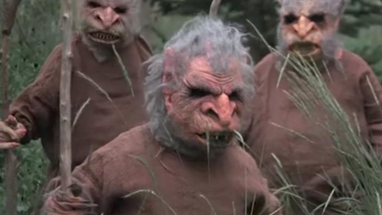 "Трол 2"
Трол 2 е продължението на "Трол" от 1986 г., но между двата филма няма логическа връзка. Сценарият на този шедьовър на глупостта се завърта около американско семейство, преследвано от вегетариански същества, които се опитват да превърнат хората в зеленчуци, за да ги изядат. Във филма няма кьорав трол, но за сметка на това има редица нелепости. Дори главният актьор Майкъл Стивънсън, който е на 10 години, когато снимат оригиналния филм, казва за продължението: "Всички се опитват да направят добър филм, а ние не успяхме съвсем автентично. Не може да повторите това."