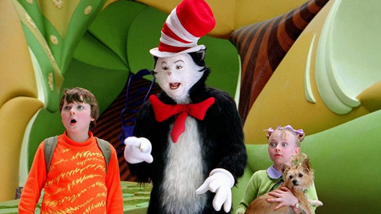 “Котката с шапка”
Тази знаменита за времето си комедия с Майк Майърс и Алек Болдуин също става на 20 години. Излиза по кината на 21 ноември 2003 г. и отбелязва приходи от над 134 милиона долара по цял свят.
Филмът разказва как две скучаещи деца изненадващо се сдобиват с неочакван приятел - Котка с шапка, който малко по-малко ги отделя от реалността и ги кани в хаотичния свят на неговото въображение.