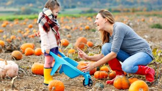 деца, есен тиква, тикви, родители istock getty images
