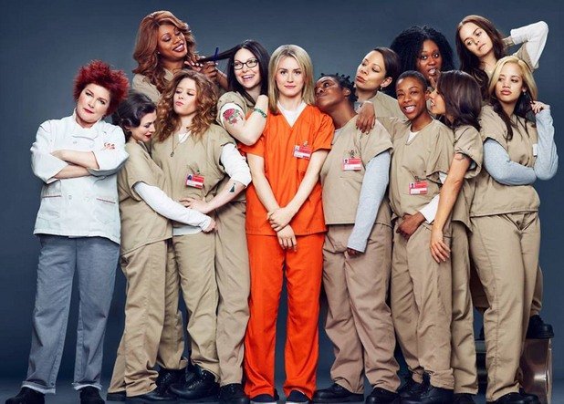 Orange Is the New Black, 2014
Ако първи сезон на сериала беше фокусиран около личността на Пайпър - бяла жена от добро семейство, която се оказва в затвора, то втори епизод на втори сезон - Looks Blue, Tastes Red, зарязва героинята и се посвещава на поддържащите герои от историята, при които виждаме голямо разнообразие от гледна точка на външен вид и сексуална ориентация. Така позволява както на сериала, така и на стрийминг гиганта Netflix да изследва изцяло нова територия.