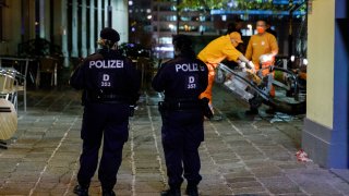 Според групировката атентаторът носи името Абу Дагна Ал Албани и е бил боец от "халифата"