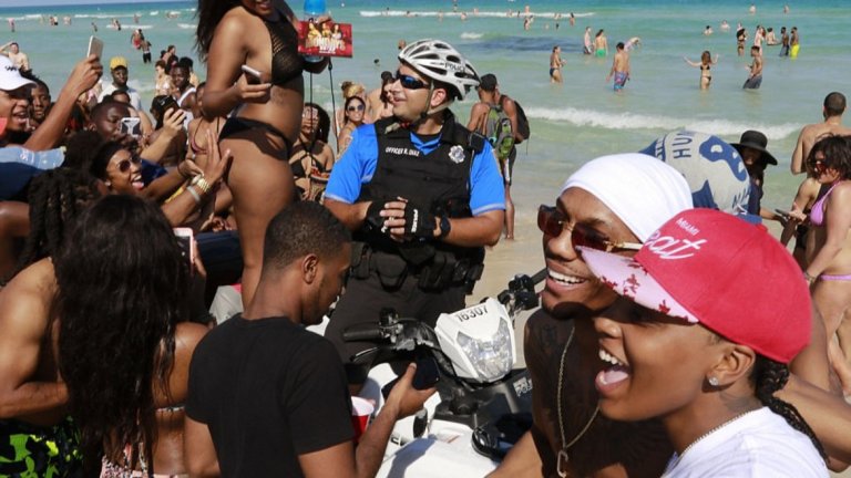  През уикенда крайбрежието на Флорида се превърна в огромен купон на открито заради пролетната ваканция в някои американски щати