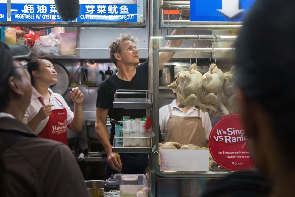 "Зелените бургери убиват хора."
Тази констатация е коментар на това, че сготвилият даденият бургер не е успял да определи, че месото, което ползва, е развалено. А щом не можеш да забележиш това, нямаш работа в кухнята.