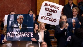 Недоволство в сръбския парламент и протести на граждани обхванаха съседна