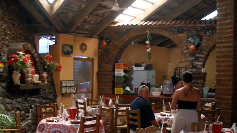 Ресторант Arzak умело балансира между традиция и иновации, като предлага топло и непринудено обслужване.