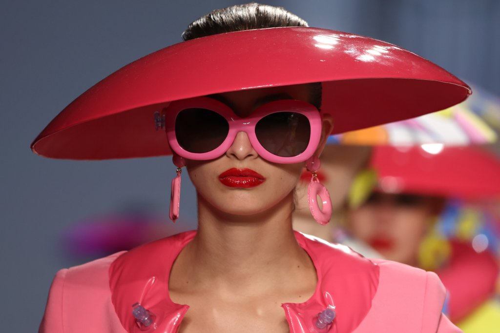 “Почти като латекс”
От Moschino дадоха тема за разговор в социалните мрежи, след като представиха новата си серия червила, описани с краткото “почти като латекс”. Става дума за плътни матови червила в червени, лилави и оранжеви нюанси, на които се залага, че ще превземат грим тенденциите до края на 2023-та.
Стоят дръзко, забелязват се и с тях не е нужно да използвате филтър на селфи камерата си, за да акцентирате на устните.