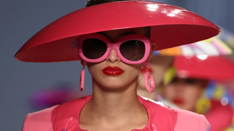“Почти като латекс”
От Moschino дадоха тема за разговор в социалните мрежи, след като представиха новата си серия червила, описани с краткото “почти като латекс”. Става дума за плътни матови червила в червени, лилави и оранжеви нюанси, на които се залага, че ще превземат грим тенденциите до края на 2023-та.
Стоят дръзко, забелязват се и с тях не е нужно да използвате филтър на селфи камерата си, за да акцентирате на устните.